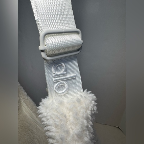 Alo Yoga Sherpa On The Go Sling Bag in ivory - Picture 4 of 13